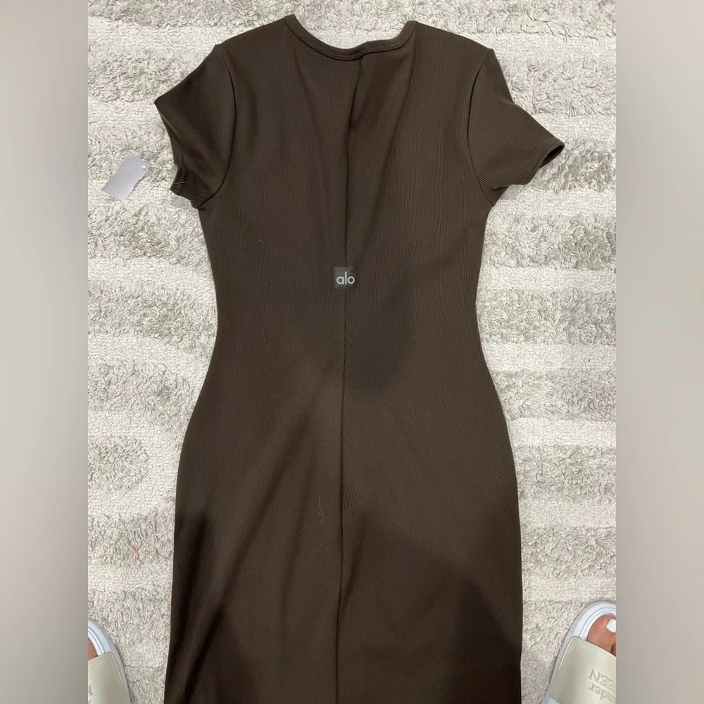 ALO GODDESS RIBBED brown SHORT SLEEVE DRESS